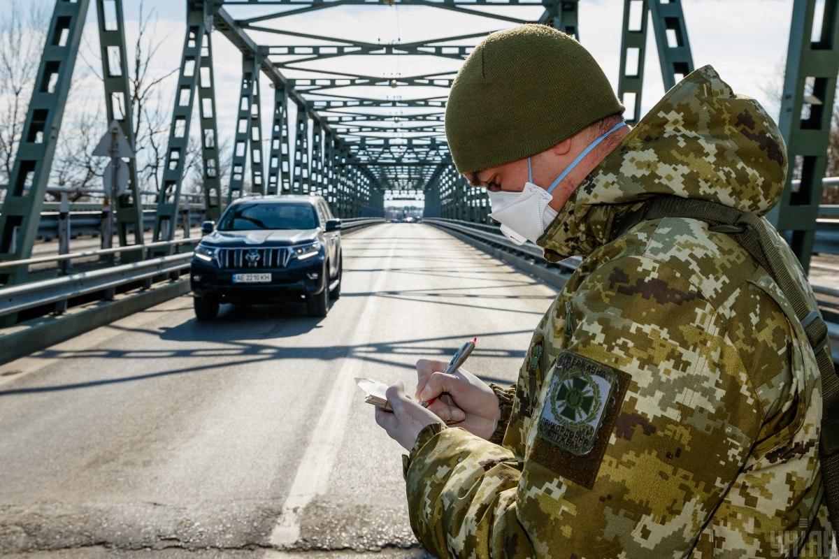 Всем, кто въезжает в Украину, меряют температуру / фото УНИАН Всем, кто въезжает в Украину, меряют температуру / фото УНИАН