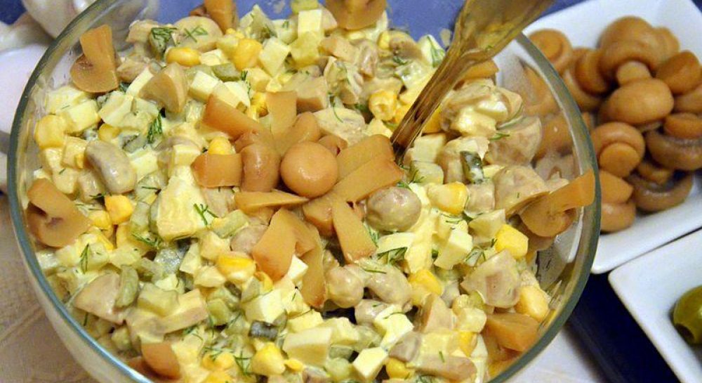 Салат с консервированными шампиньонами — 10 простых и вкусных рецептов с пошаговыми фото