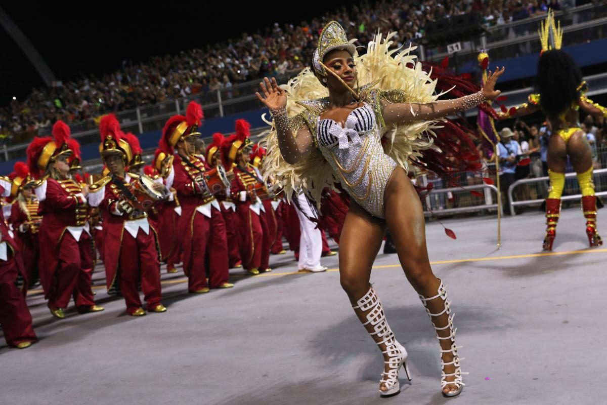 На карнавале в Рио-де-Жанейро проходит зрелищный самба-парад (видео, фоторе...