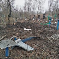 Оккупанты из артиллерии разбили часть украинского кладбища на Донбассе (фото)