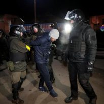 В Новых Санжарах полиция задержала 24 протестующих, им грозит до 8 лет лишения свободы (фото)