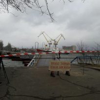 В Николаеве сильный ветер снес пешеходный мост (видео)