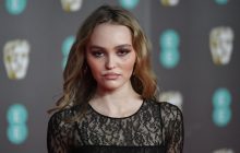 20-річна дочка Джонні Депа на церемонії BAFTA засвітила груди у "голій" сукні (фото)