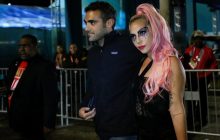 Леди Гага в полупрозрачном платье и с розовыми волосами вывела в свет нового парня (фото)