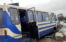 На Дніпропетровщині водій шкільного автобуса з дітьми помер за кермом та врізався у паркан (фото, відео)