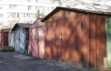 В житловому дворі на столичній Оболоні знайшли тіло молодої дівчини (фото, 18+)