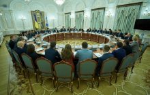 В Кабмине решили привязать зарплату чиновников к средней по Украине и ограничить премии в "Нафтогазе"