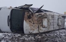 У Запорізькій області маршрутка злетіла з дороги й перекинулася, є постраждалі