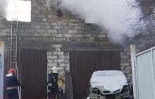 У Києві горіла двоповерхова СТО: робітники самотужки виносили на вулицю речі (відео)