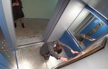 "Это чё за г*вно": портрет Путина повесили в лифте и сняли реакцию россиян на видео