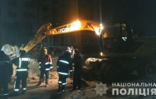 У Тернополі завалило грунтом двох будівельників, які вночі монтували водну мережу (фото, відео)