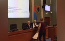 Пенсионер РФ подарил депутату партии Путина рулон туалетной бумаги