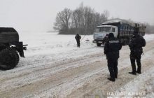 Зима прийшла раптово: на Харківщині зі снігових заметів витягли кілька машин (фото)
