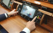 Нардепы протестировали сенсорную кнопку для голосования: пока что - в Киевраде (фото)