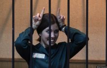 "Дограєшся, тебе приберуть": затримана лідер Pussy Riot зробила переполох в поліцейському "мавпятнику" (відео)