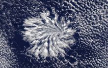 Спутник NASA зафиксировал редкие и невероятно красивые облака (фото)