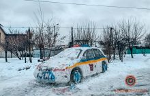 Мешканці Дніпра зліпили зі снігу патрульний автомобіль і зателефонували копам (фото)