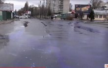 Великий переполох у маленькому місті: мешканців Шостки нажахали фіолетові калюжі (відео)