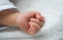На Дніпропетровщині неповнолітня народила дитину і викинула її у вигрібну яму