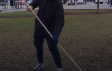 В Киеве 20-летнего вандала привлекли к уборке улиц (видео)