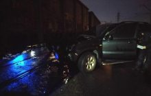 В Днепре девушка на джипе влетела в поезд (видео)