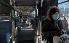 Здоровым людям разрешили выезжать из изолированного Уханя