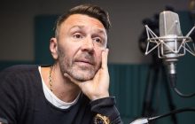 ЗМІ розповіли, як майстерно Шнуров перевзувається на льоту (відео)