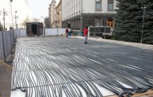 Ковзанку біля Офісу президента розбирають комунальники (фото)