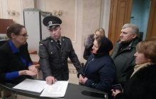 Родственники экс-"беркутовцев" пытались попасть на прием к президенту (фото)