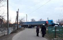 Вантажівка заблокувала в’їзд до санаторію, де мають розмістити евакуйованих з Китаю українців