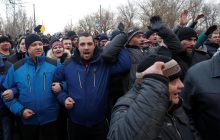 Заворушення у Нових Санжарах: один із протестувальників вибачився перед поліцейськими за публічні образи (відео)