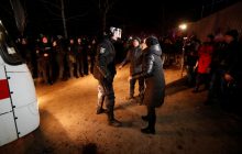 В сети появилось видео метания камней в автобус в Новых Санжарах: окна разбивали женщины