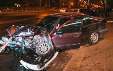 В Киеве BMW столкнулся с Nissan и влетел в остановку с людьми, есть пострадавшие (фото, видео)