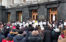 Protesters gather outside Zelensky's office, demanding Interior Minister Avakov's resignation (Photos, video)