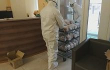 Новые Санжары: опубликовано видео, на котором люди в защитных костюмах везут еду эвакуированным из Китая