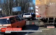 У Миколаєві пішоходи пройшли через салон авто, що зупинилося на "зебрі" (відео)