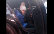 В Києві неправильно припарковане авто евакуювали разом з дітьми у салоні (фото)