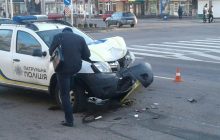 У Кременчуці патрульний заснув за кермом і врізався у тролейбус: є постраждалі