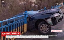 На Днепропетровщине автомобиль вылетел с моста и повис над рекой (видео)