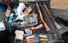 У Києві затримали двох чоловіків за незаконне зберігання зброї та боєприпасів (відео)