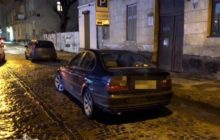 Мішок на голову та в багажник: у Львові юнака екстремально привітали з Днем народження (відео)
