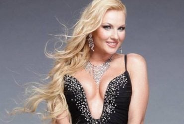 Камалия в сине-желтом платье появилась на красной дорожке в Каннах: муж сопровождал