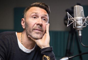 СМИ рассказали, как мастерски Шнуров переобувается на лету (видео)