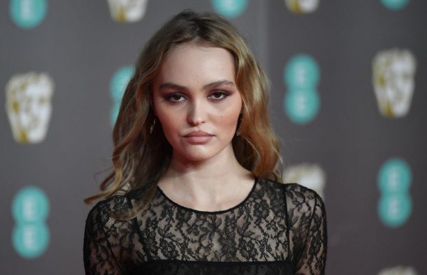 20-річна дочка Джонні Депа на церемонії BAFTA засвітила груди у "голій" сукні (фото)