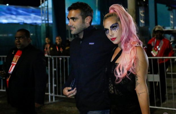 Леді Гага у напівпрозорій сукні та з рожевим волоссям показала нового хлопця (фото)