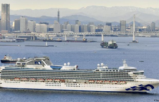 В Японии тысячи туристов заблокированы на круизном лайнере из-за коронавируса (видео)