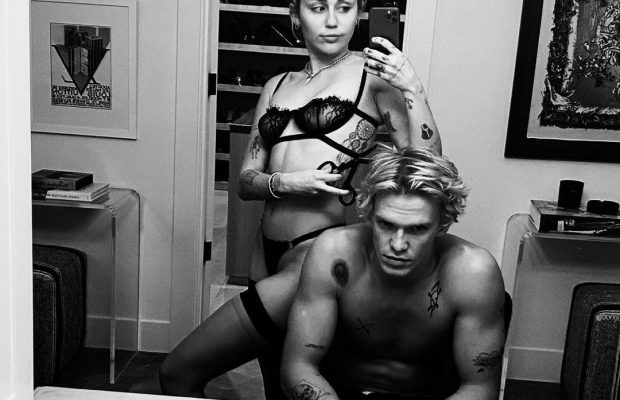 Майлі Сайрус у мереживній білизні і панчохах показала гарячі фото з новим бойфрендом