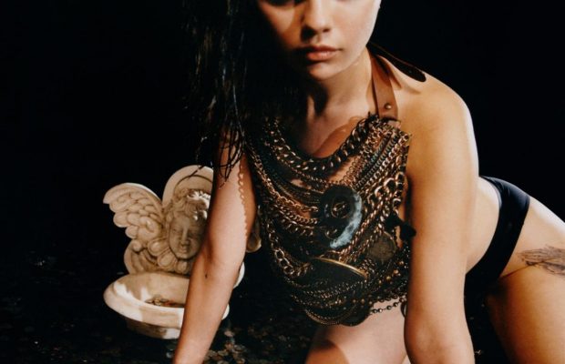 Ланцюги, декольте і палець у роті: Селена Гомес знялася у дуже відвертій фотосесії