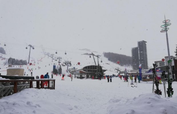 Bloomberg: Ще одна зима буде заражена COVID-19, чи вдасться покататися на лижах?