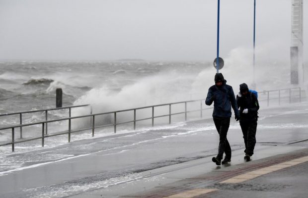 Из-за шторма в нескольких европейских странах отменили сотни авиарейсов (видео)